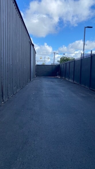 More Photos Of 5957 S St Andrews Pl, Los Angeles Warehouse For Sale