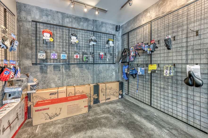 More Photos Of 640 E Maple St, Johnson City Bar For Sale