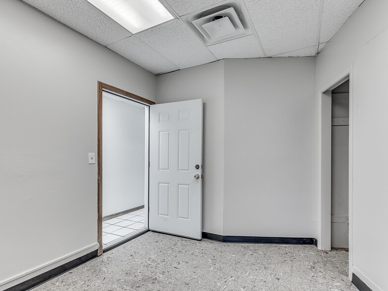 More Photos Of 901 N Virginia Ave, Oklahoma City Manufacturing For Sale