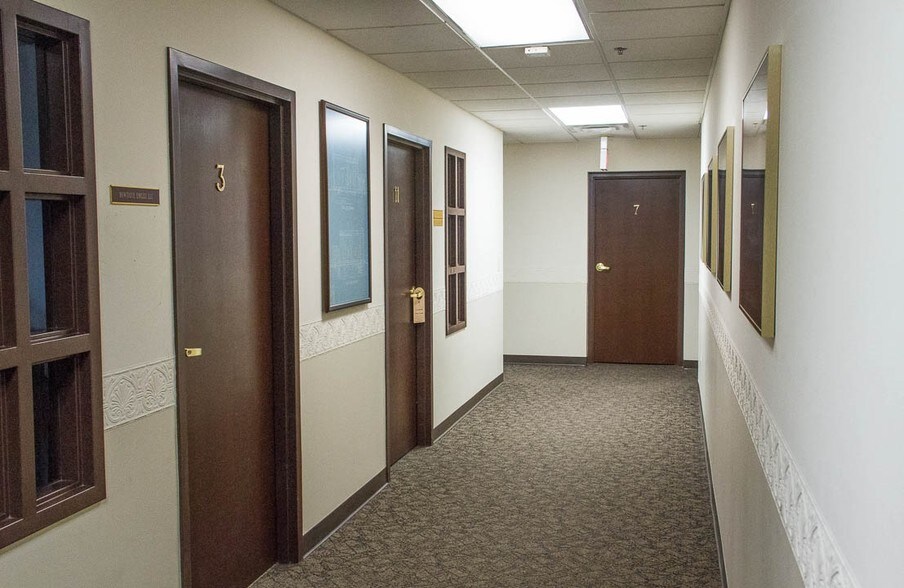 More Photos Of 106 W Wilson St, Batavia Office For Lease