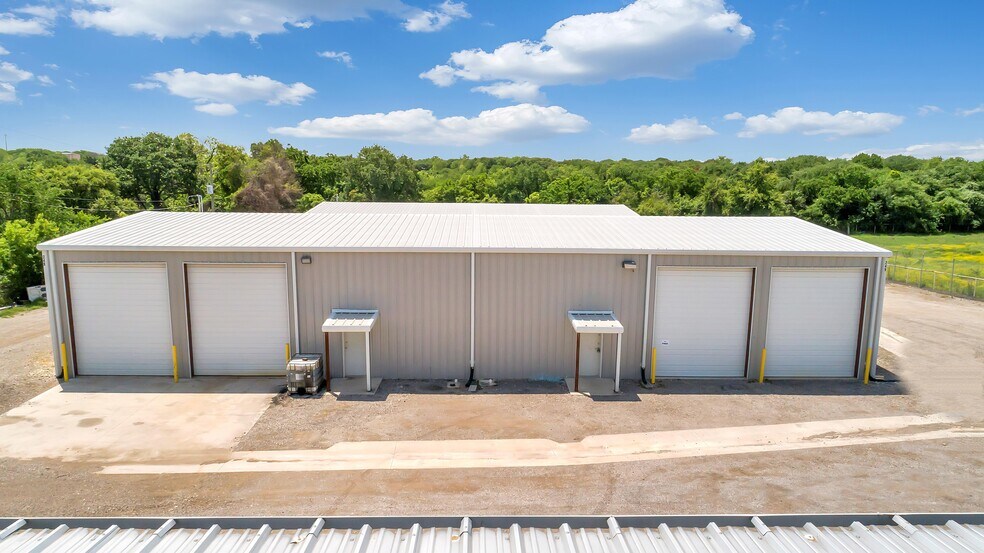 More Photos Of 245-251 Ponderosa Ln, Burleson Service For Lease