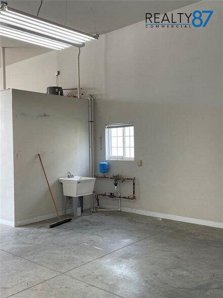 More Photos Of 1154 Capital Dr SW, Cedar Rapids Light Distribution For Lease