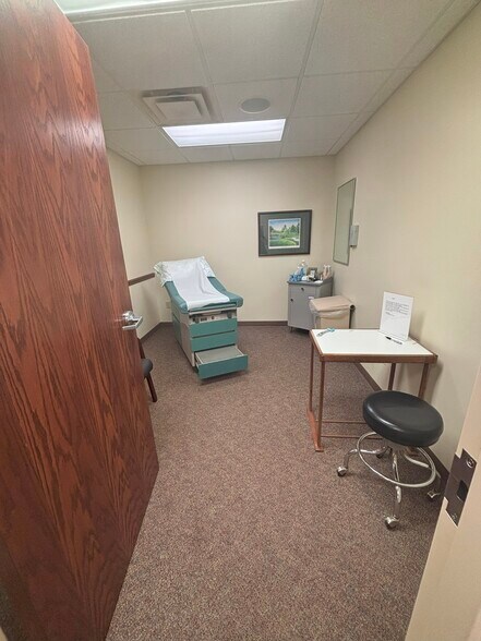More Photos Of 1100 Torrey Rd, Fenton Medical For Lease