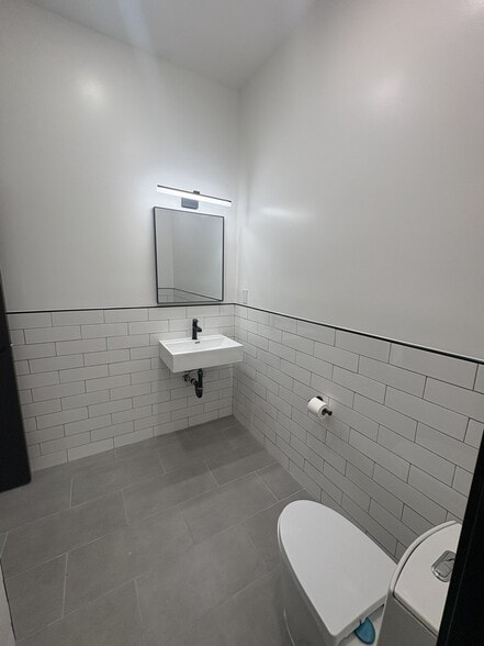 More Photos Of 12628 Raymer St, North Hollywood Warehouse For Lease