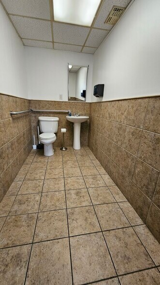 More Photos Of 700 S Main St, Grove Medical For Sale