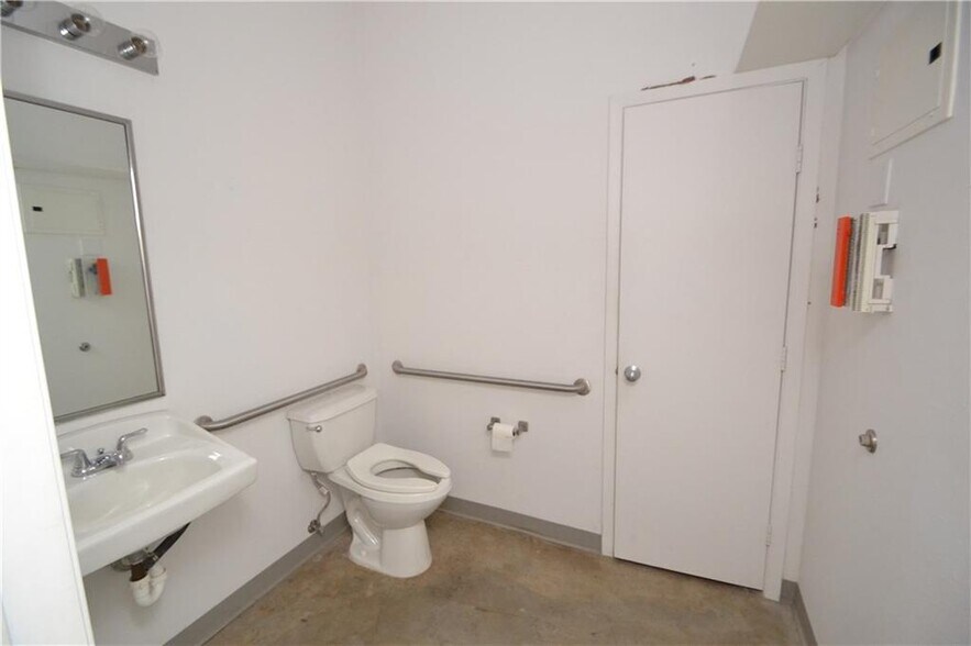 More Photos Of 2401 E 6th St, Austin Loft Creative Space For Lease