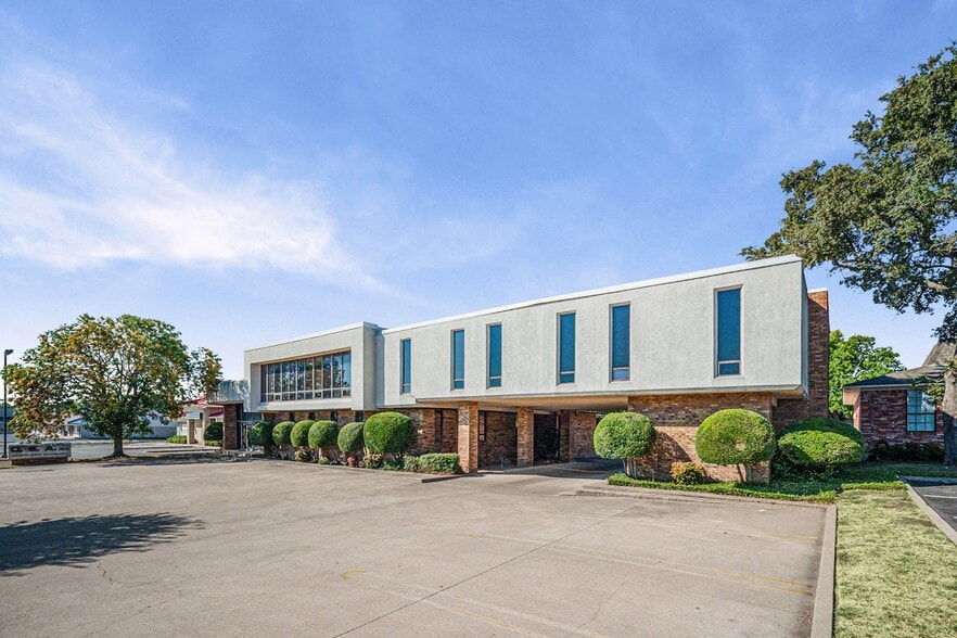 More Photos Of 207 N Ridgeway Dr, Cleburne Office For Sale