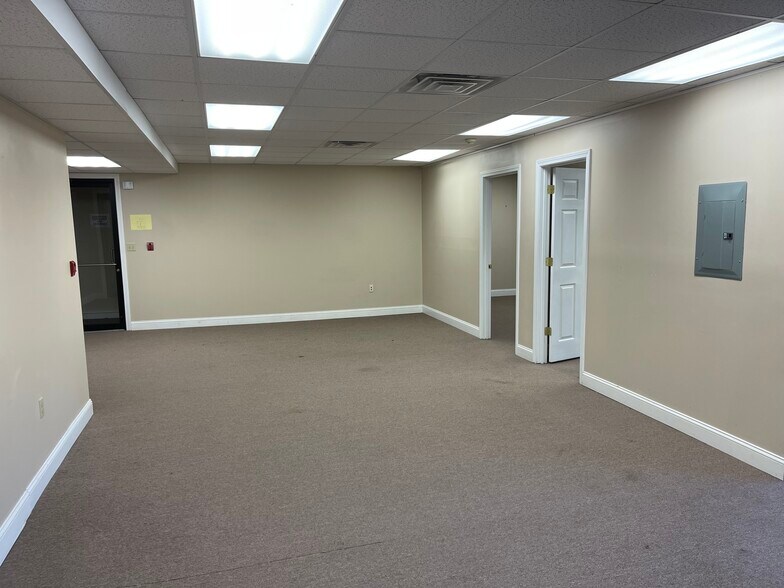 More Photos Of 5 Mill St, Middleboro Warehouse For Lease