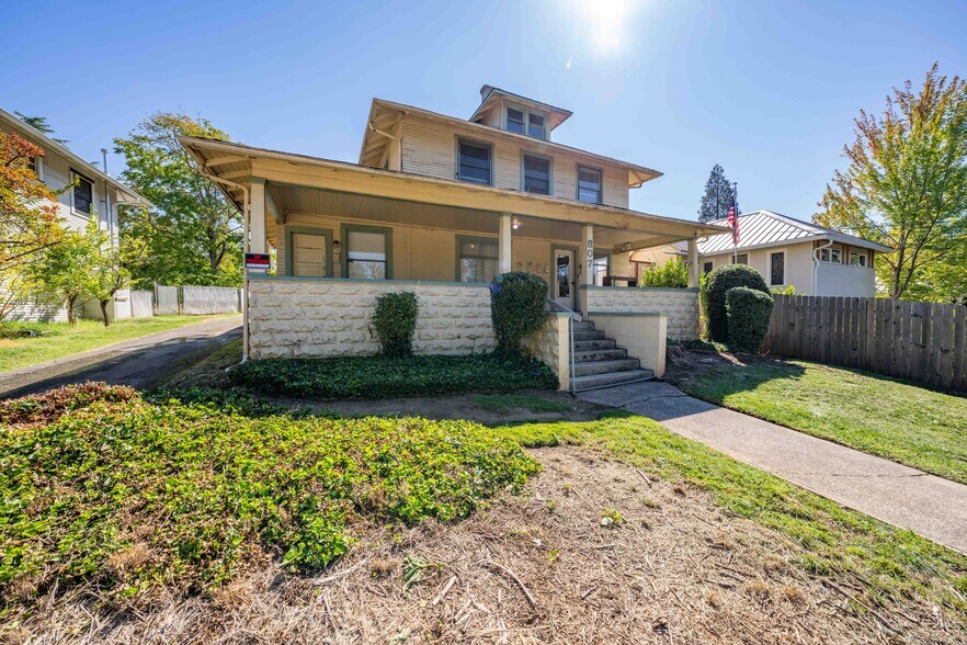 More Photos Of 807 NW 5th St, Grants Pass Apartments For Sale