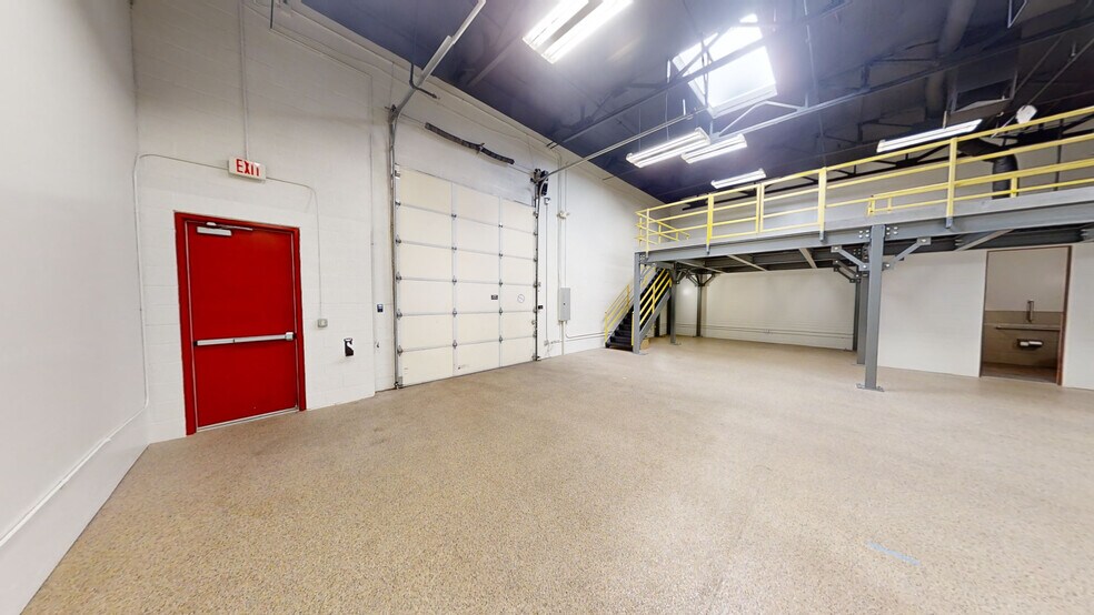 More Photos Of 16055 N Dial Blvd, Scottsdale Warehouse For Lease