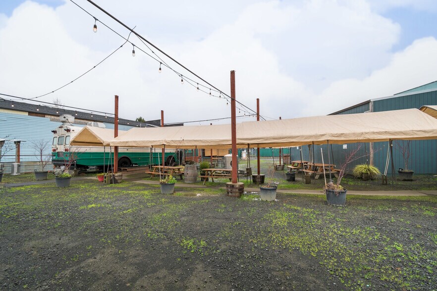 More Photos Of 926 E Main St, Cottage Grove Restaurant For Sale