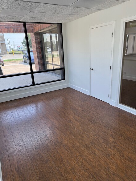 More Photos Of 244 E US Highway 69, Claycomo Office For Lease