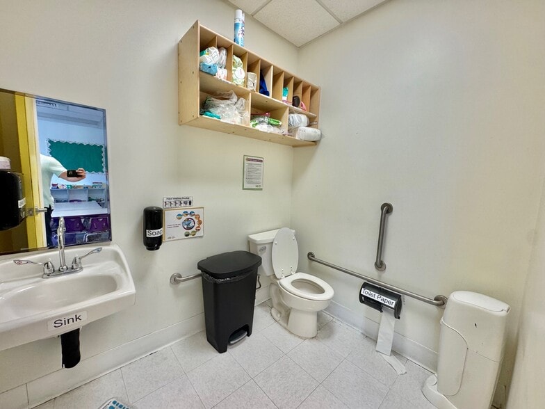 More Photos Of 215-15 Northern Blvd, Bayside Storefront Retail Office For Sale