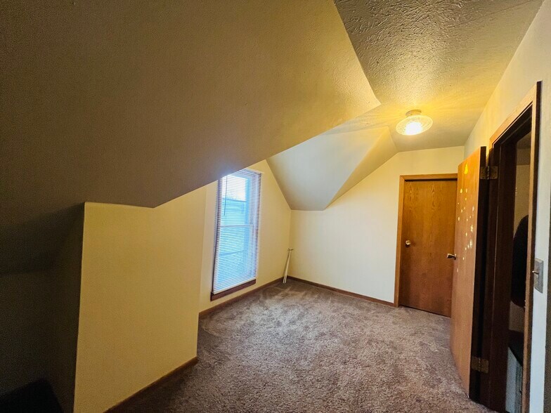 More Photos Of 919 S Pine St, Norfolk Flex For Sale