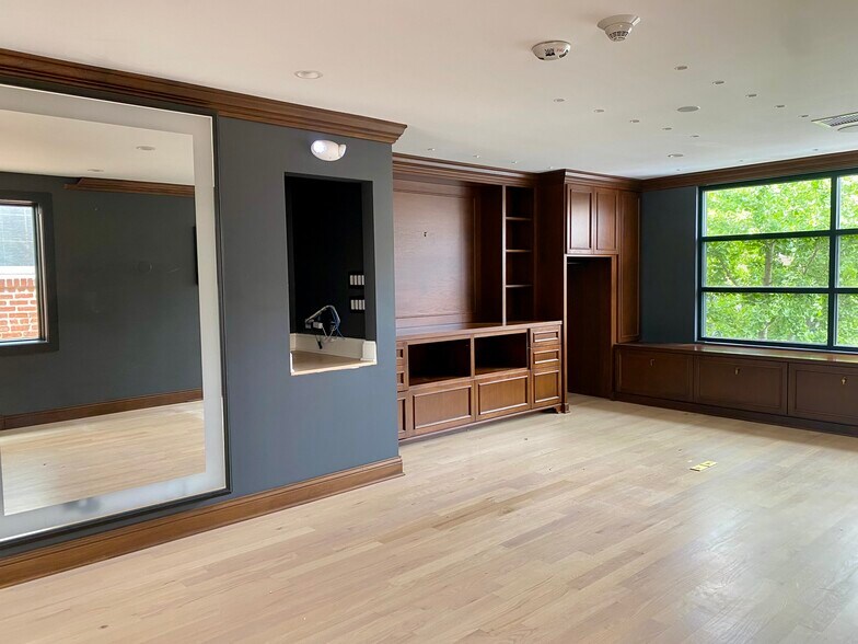 More Photos Of 33 E 1st St, Hinsdale Storefront Retail Residential For Sale