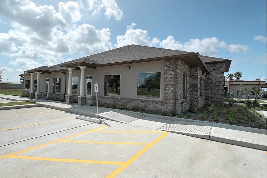 More Photos Of 4518 N Main St, Baytown Medical For Lease