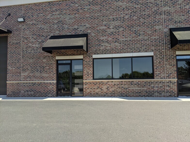 More Photos Of 2204 Justin Trl, Alpharetta Light Distribution For Lease