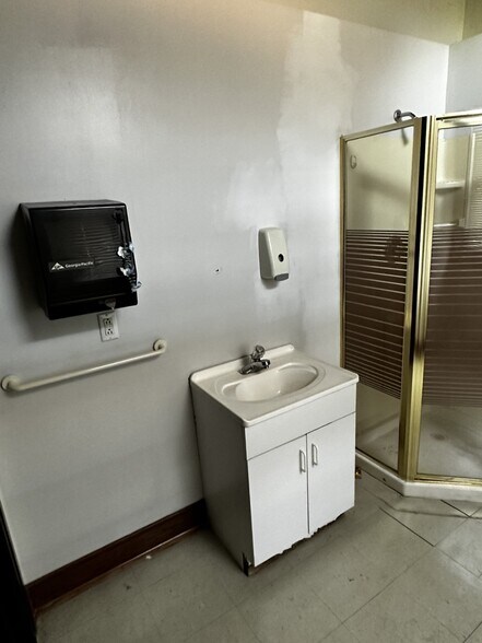 More Photos Of 418 Grand St, Paterson Self Storage For Lease