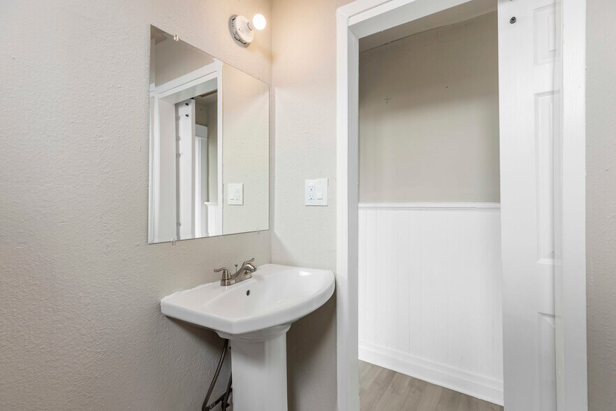 More Photos Of 2024 S Flores St, San Antonio Storefront Retail Residential For Sale