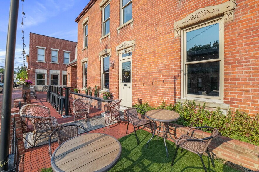 More Photos Of 491 S 4th St, Columbus Restaurant For Lease