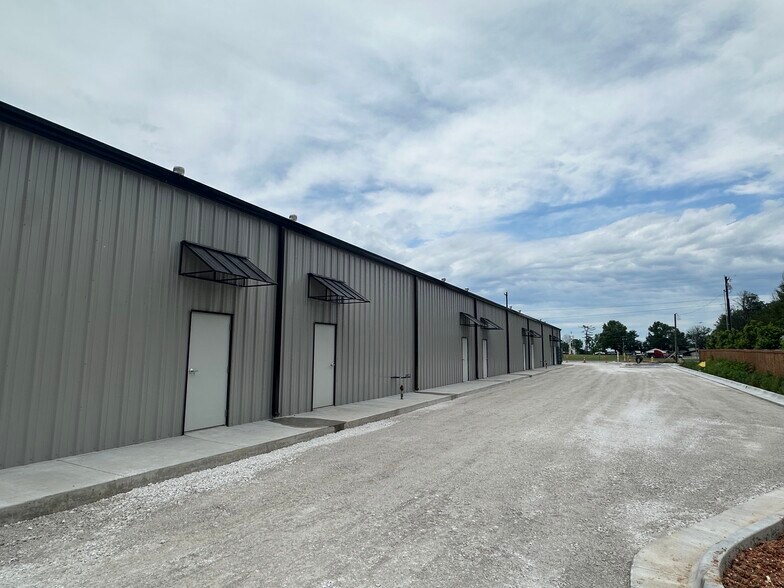 More Photos Of 296 S Barrington Rd, Tontitown Showroom For Lease
