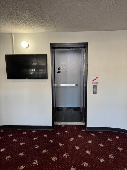 More Photos Of 1300 Cummins Rd, Des Moines General Retail For Lease