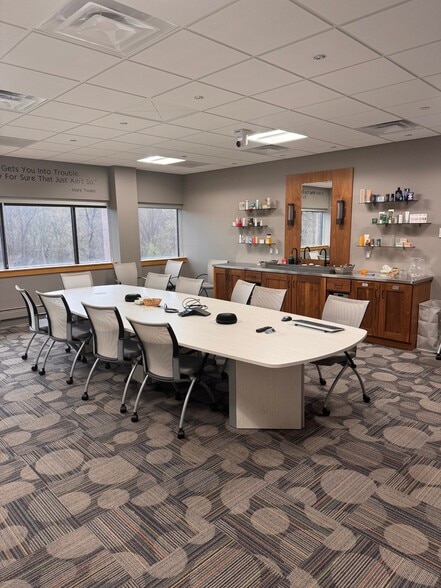 More Photos Of 36 River Rd, Essex Junction Warehouse For Lease