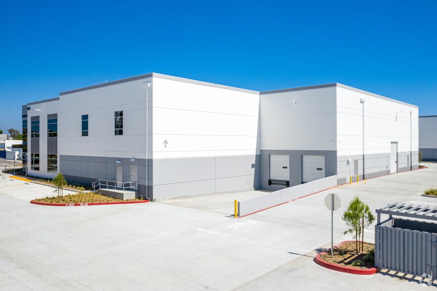 More Photos Of 650 E Dyer Rd, Santa Ana Warehouse For Lease