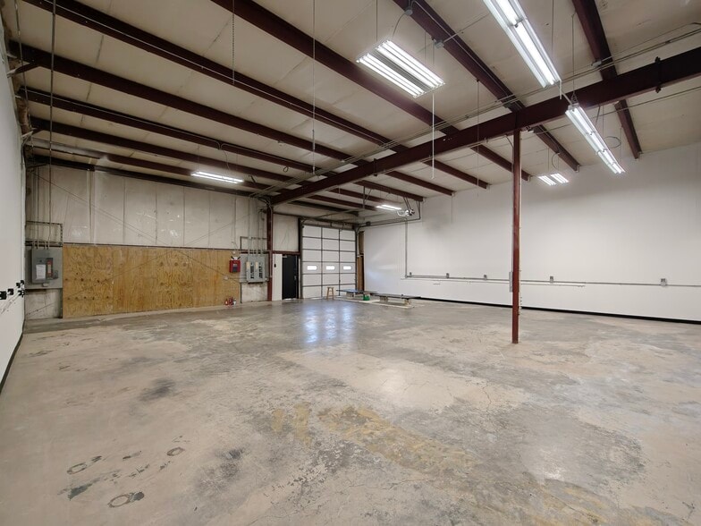 More Photos Of 2404 Spring Ridge Rd, Spring Grove Warehouse For Lease