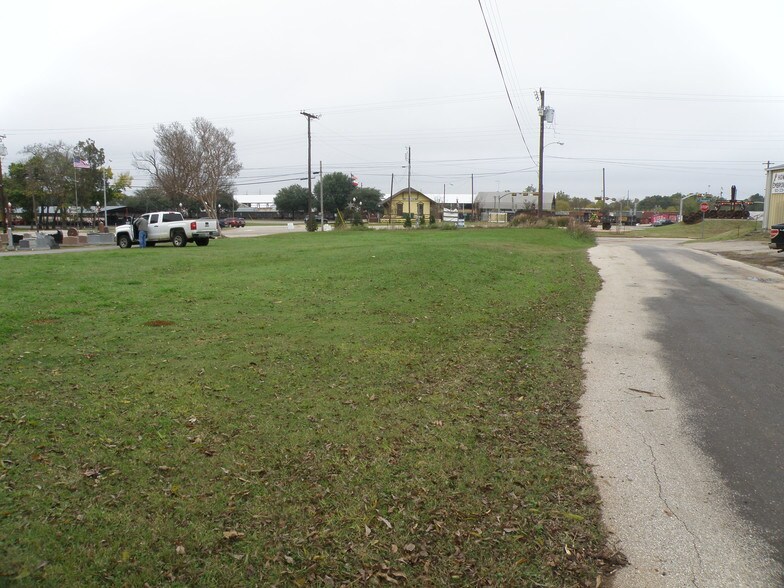 More Photos Of 919 W Debard St, Palestine Land For Lease