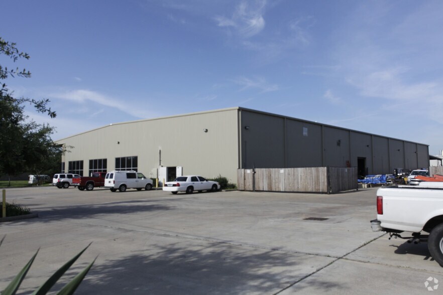 More Photos Of 1771 Crosspoint Ave, Houston Warehouse For Sale