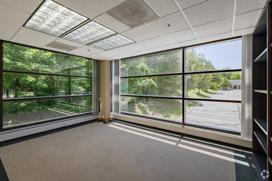 More Photos Of 40900 Woodward Ave, Bloomfield Hills Office For Lease