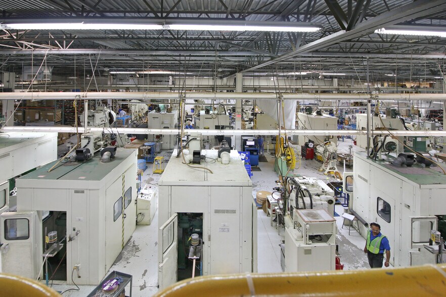 More Photos Of 6690 N Hiatus Rd, Tamarac Distribution For Lease