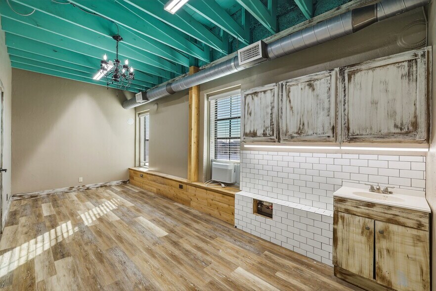More Photos Of 318 N Chadbourne St, San Angelo Storefront For Sale