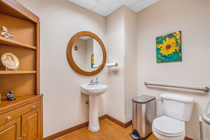 More Photos Of 1 TransAm Plaza Dr, Oakbrook Terrace Office For Sale