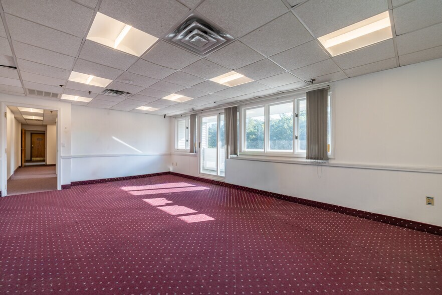 More Photos Of 1538 Turnpike St, North Andover Medical For Sale