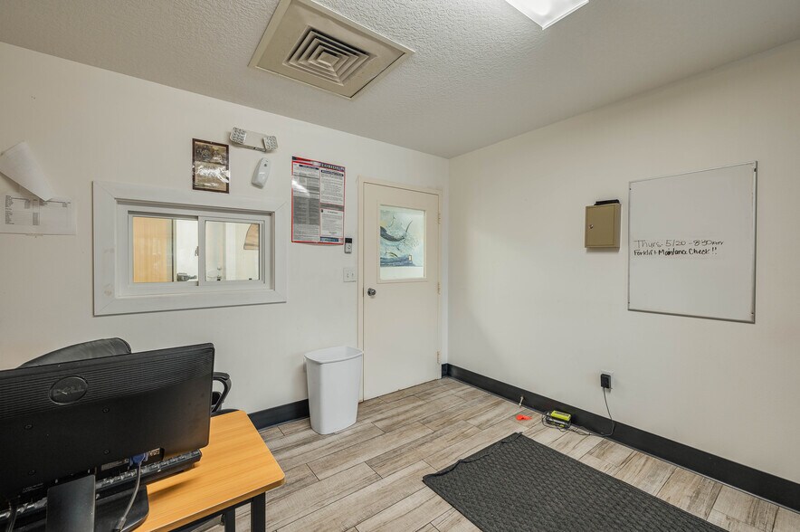 More Photos Of 174 NW 9th ave, Mulberry Distribution For Sale