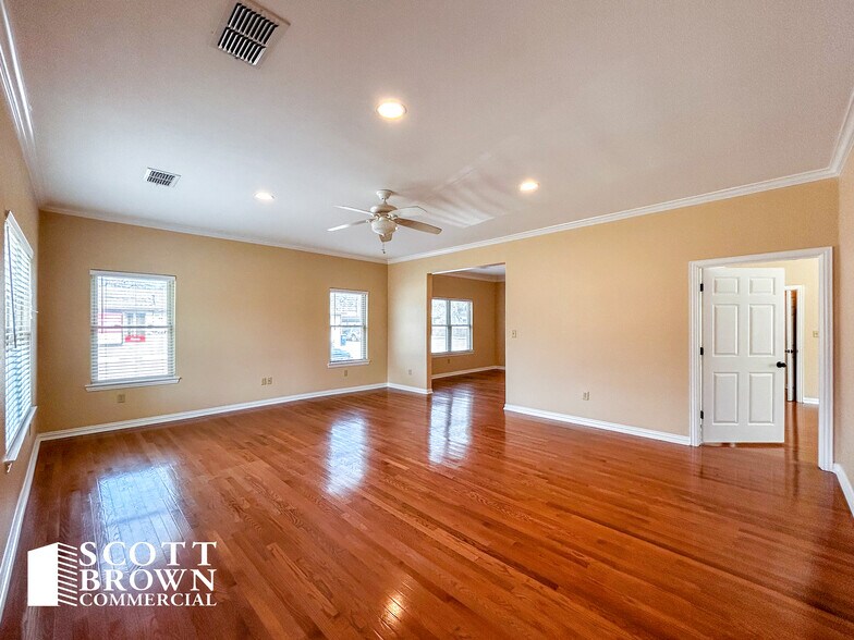 More Photos Of 934 N Locust St, Denton Office For Lease