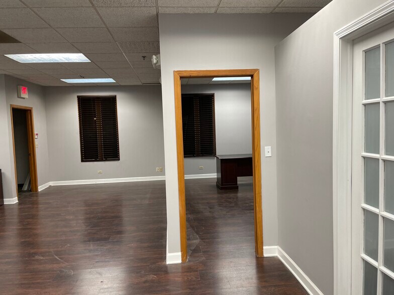 More Photos Of 1881 Commerce Dr, Elk Grove Village Office For Lease
