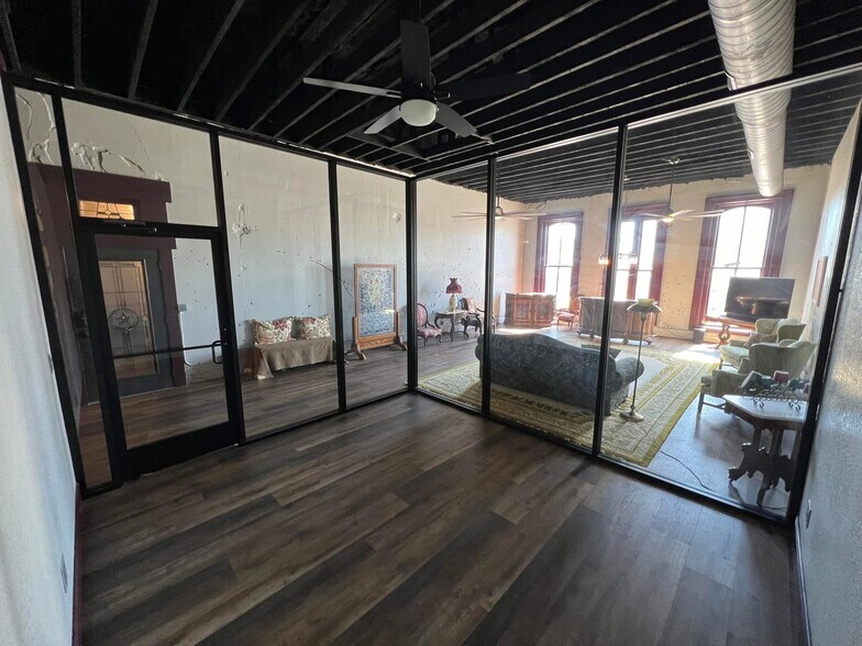 More Photos Of 119 E 5th St, Bonham Restaurant For Sale