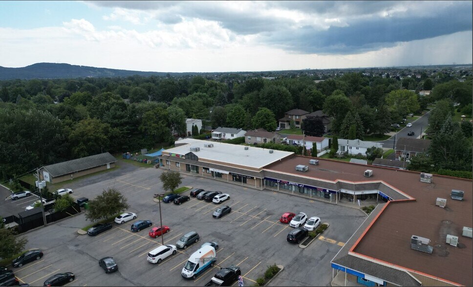 More Photos Of 780 Montée Sainte-Julie, Sainte-julie General Retail For Lease