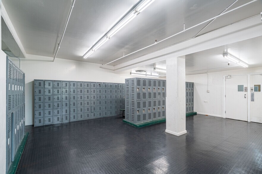 More Photos Of 2911 N San Fernando Rd, Los Angeles Schools For Lease