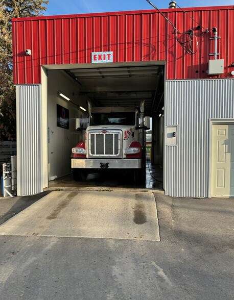 More Photos Of 425 7th Ave SE, High River Carwash For Sale