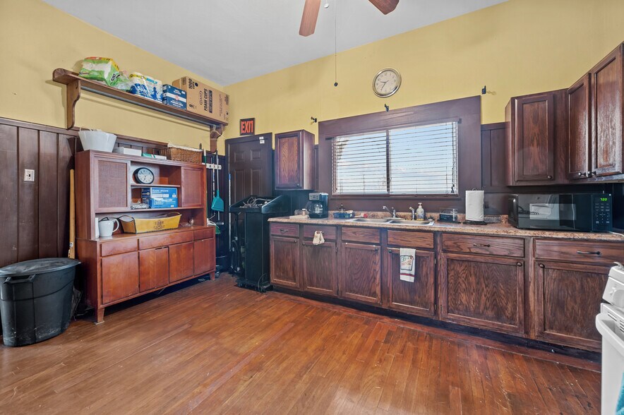 More Photos Of 1208 W Clayton St, Dayton Medical For Sale
