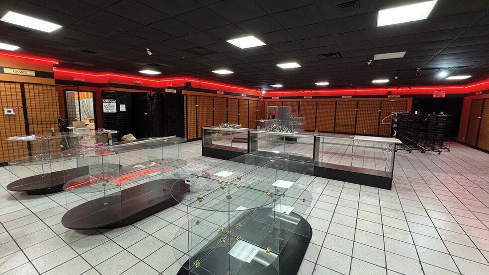 More Photos Of 5110 University Blvd W, Jacksonville General Retail For Lease