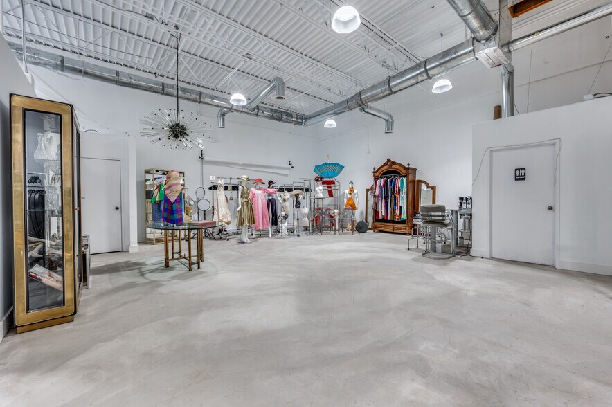 More Photos Of 10606 Shady Trl, Dallas Showroom For Sale