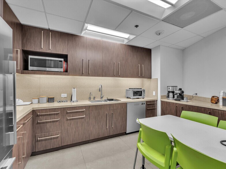 More Photos Of 10855 NW 27th St, Doral Warehouse For Lease