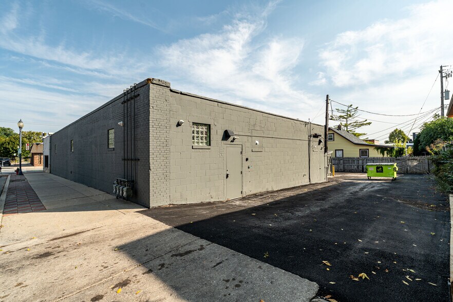 More Photos Of 2266 70th St, Wauwatosa Convenience Store For Lease