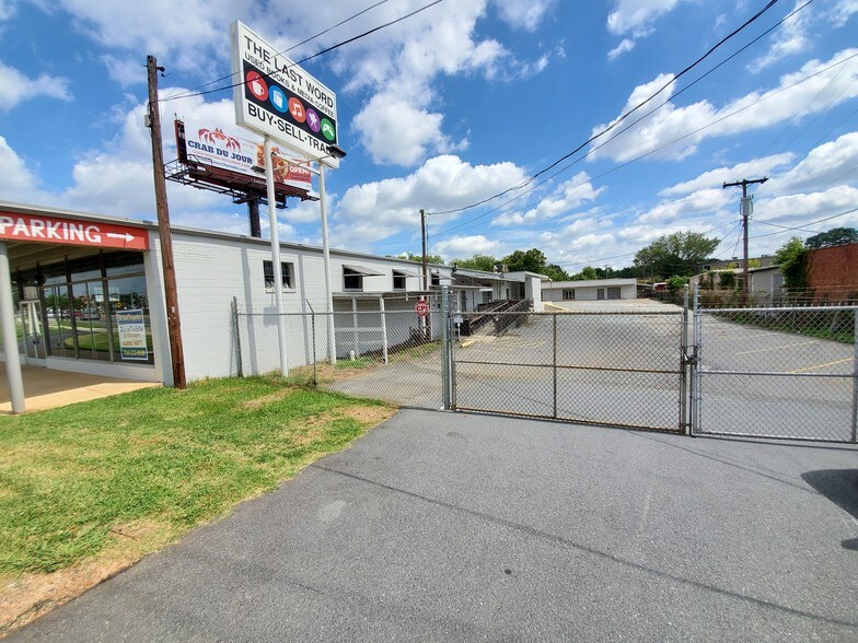 More Photos Of 5744 N Tryon St, Charlotte Freestanding For Lease