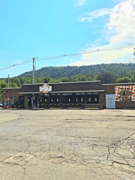 More Photos Of 711 S Main St, Rocky Top Freestanding For Sale
